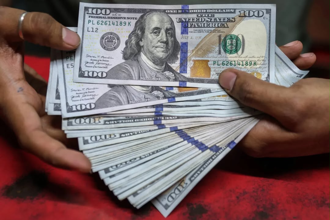 الدولار يصعد لأعلى مستوى في نحو شهرين وسط توقعات بتشديد نقدي